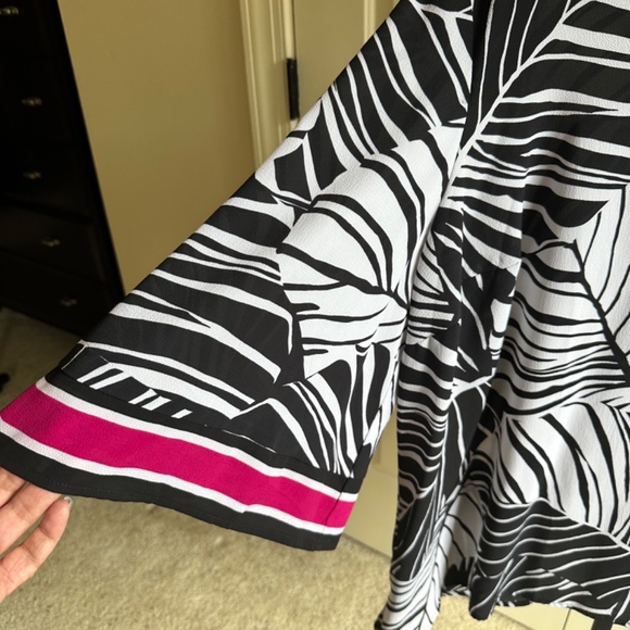 Catherines Plus Size Black/White/Fuchsia Leaf Print Tunic 2X - Picture 3 of 6